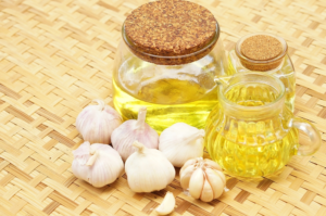 Use Garlic Oil to Keep beautiful hairs