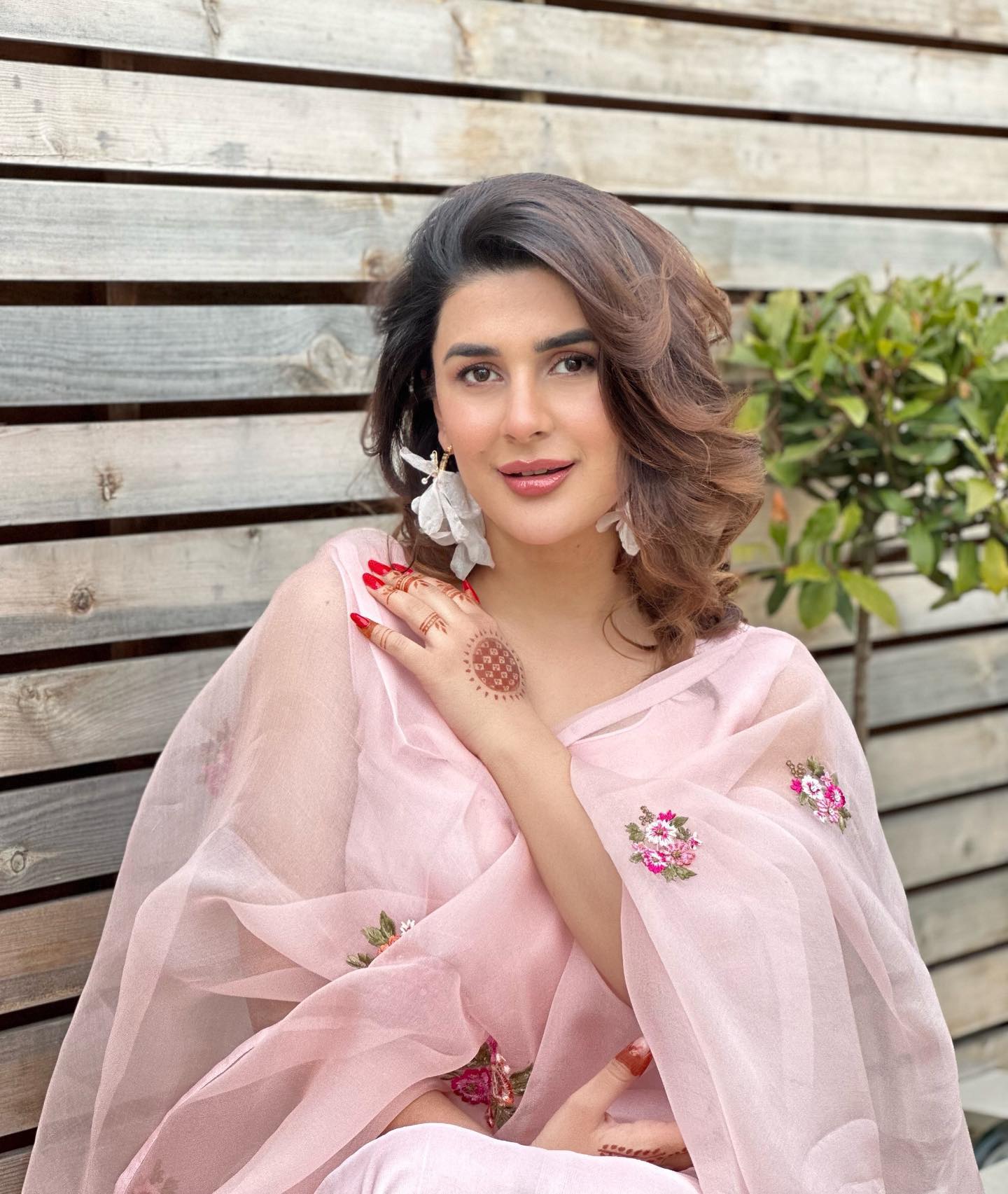 beautiful actress kubra khan